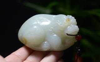 今日拍品:新疆和田玉枣红皮高油糯白玉籽料貔貅摆件