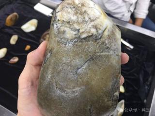 这种籽料很多人感觉很差,但懂得人才知道它是真宝贝!